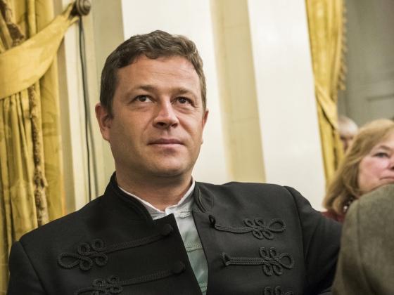 Etikai eljárás indul Orbán János Dénes ellen, inkább Pécsen sem mutatják be a darabját, miután fény derült a több száz milliós szerződéseire