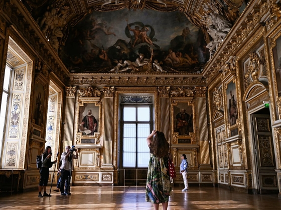 A Crown Jewels lopási botránya után újra megnyílik a Louvre-i Apollo Galéria