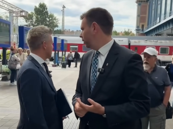 Magyar Péter nincs egyedül: hosszú a leköpött politikusok listája