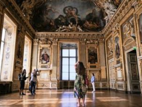 Nézze meg: Rablás után a Louvre újranyitja a galériát koronaékszerek nélkül