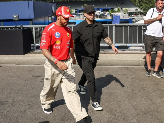 Így érkezett meg Lewis Hamilton Magyarországra – videó