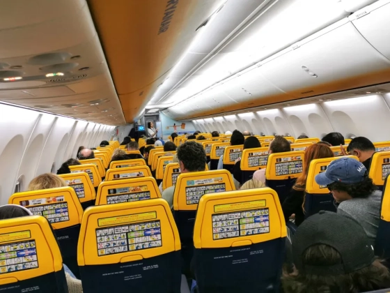 Puszta kézzel küzdött egy utas életéért egy magyar orvos a fedélzeten, a Ryanair szerint minden járaton van defibrillátor