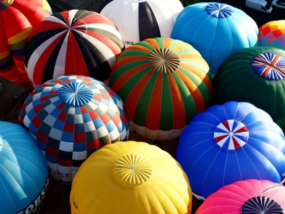 Elképesztő látvány: több mint száz óriási hőlégballon lepi el egyszerre az eget – fotók
