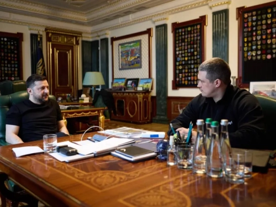 Zelenszkij alulmaradt menesztett miniszterével szemben, aki tovább szkanderezik az elnökkel