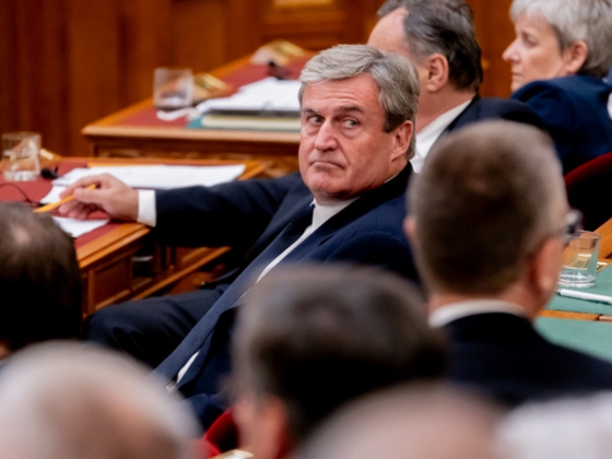Megszűnik Kapitány István egyik jogköre
