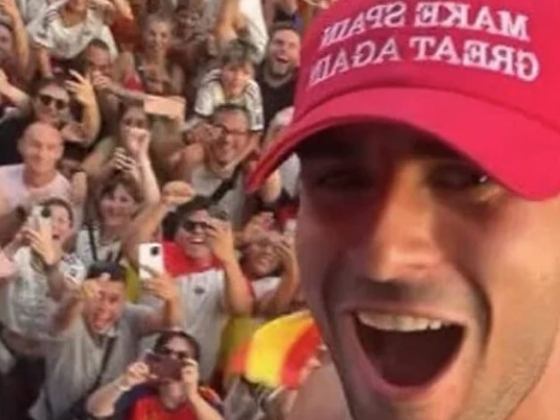 Ferran Torres vitákat váltott ki a „Make Spain Great Again” sapkával a világbajnoki felvonuláson