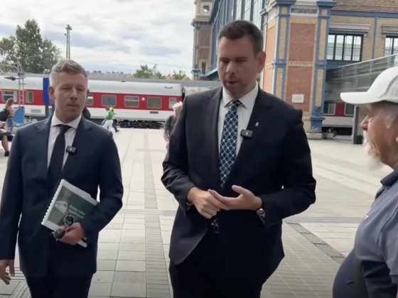 Élő adásban köpték le Magyar Pétert