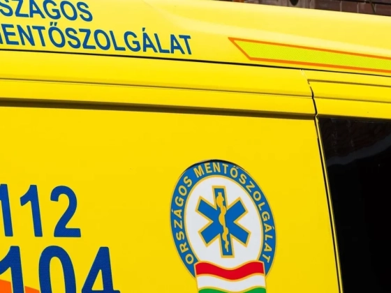 Ájulásig ütötték és rugdosták a mentőápolók az ittas férfit a pécsi klinikán, vádat emeltek ellenük