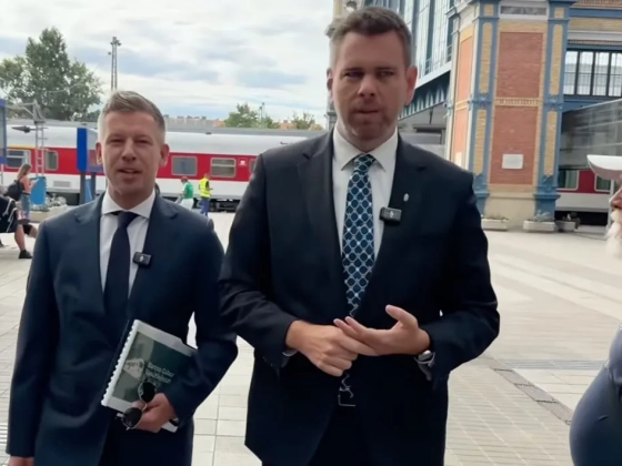 Videó: PM Magyar köpött a budapesti pályaudvaron a jelentősebb vasúti bejelentés előtt