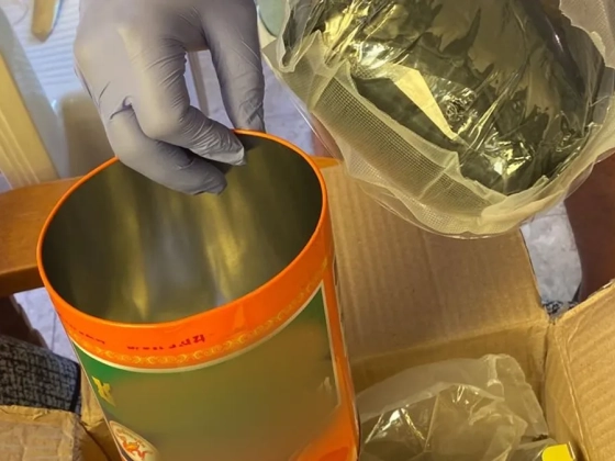 Teásdobozokban érkezett kábítószer Thaiföldről Magyarországra, két férfit letartóztattak – videó