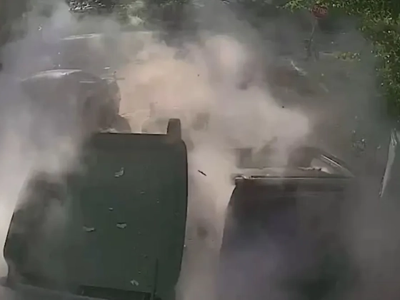 Felrobbant a kukásautó a szemét tömörítése közben, megsérült egy dolgozó – videó