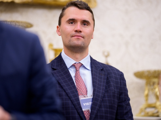 Egy kisebb vagyonból készült el az életnagyságú Charlie Kirk-szobor, de senki nem akarja megvenni