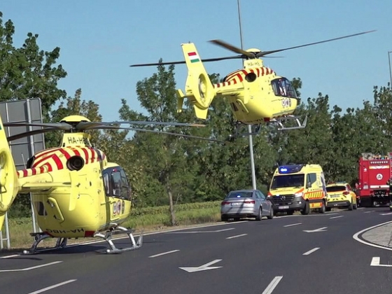 Halálos baleset történt Sárvárnál, három mentőhelikopter és nyolc mentőegység ment a helyszínre