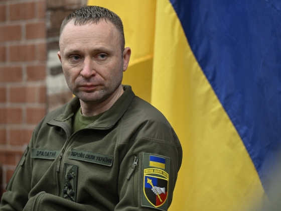 Az egyik legnépszerűbb tábornok kinevezésével próbálja csillapítani az indulatokat és átalakítani az ukrán hadsereget Zelenszkij