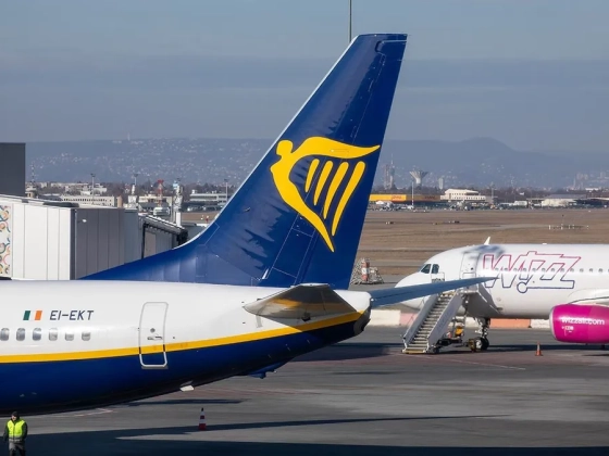 Rémálom a Ryanair járatán: órákig a 40 fokos gépbe zárták az utasokat, még vizet se adtak nekik