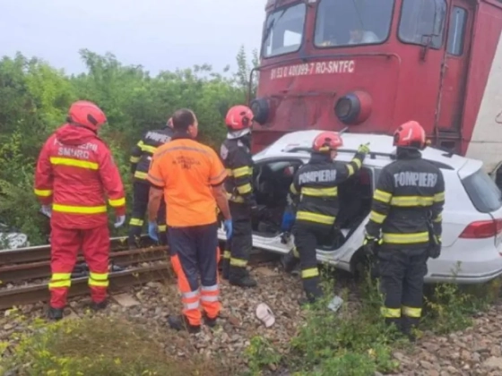 Két férfi meghalt egy vonatbalesetben, a mozdony 150 méteren át tolta az autót