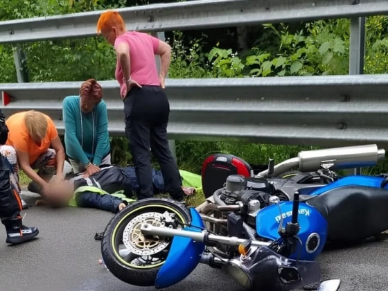 Magyar motoros ütközött szalagkorlátnak a Transzalpinán, életét vesztette
