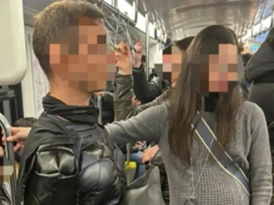Szeretné, hogy a terhes felesége le tudjon ülni a metrón? Öltözzön Batmannek!