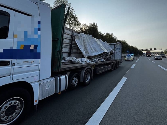 2 roncsszállító kocsi állt meg az A3-as és az A6-os úton: A rendőrök tényleg rátették a láncra a kamiont