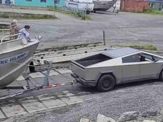 Videón látható, amint egy Tesla Cybertruck hajót vontat, de egy váratlan részlet magára vonja a figyelmet