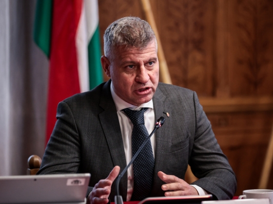 Szatmáry Kristóf szerint a Fidesz ülésén elhangzott, hogy vezetőszáron vihetik el az elnökségi tagok jelentős részét