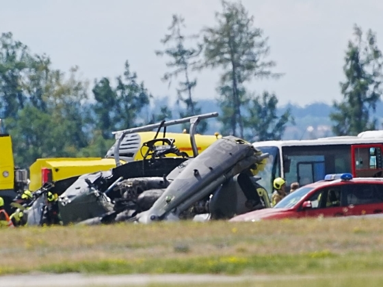 Egy halott és négy megsérült a cseh katonai helikopter lezuhanása után a légibázison