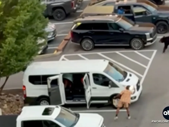 Medve jelent meg a parkolóban, fejvesztve menekültek a vásárlók az autóikhoz – videó