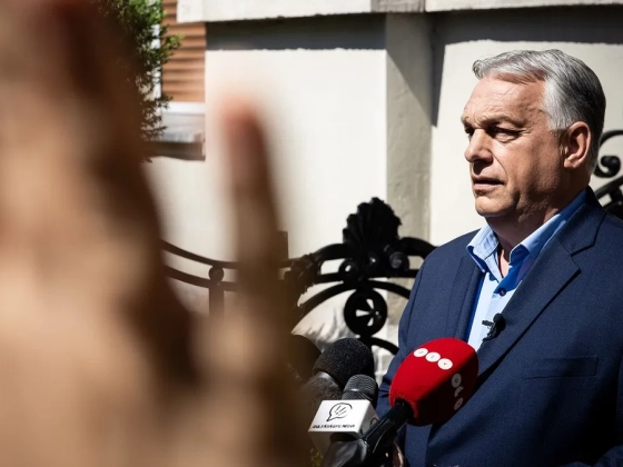 Elsírta magát egy utas, amikor meglátta Orbán Viktort a Wizzair-gépen - videó