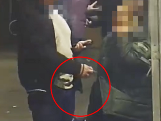 A térfigyelő kamerákkal mit sem foglalkozva árulta a kristályt a Blaha Lujza téren egy 65 éves nő