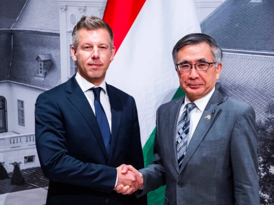 Magyar Péter is fogadta a Suzuki globális elnök-vezérigazgatóját, fontos üzenetet küldött a találkozó után