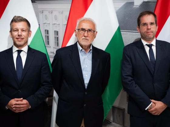Különös találkozóról számolt be Magyar Péter, Romsics Ignác is ott volt