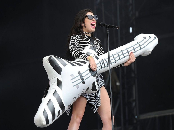 Charli XCX új albumának dekódolása, a Zene, divat, film