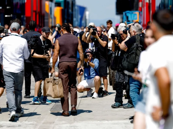 Szoboszlaié ehhez képest semmi: Fotókon Lewis Hamilton Hungaroringen viselt extravagáns ruhája - galéria