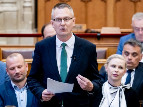Rétvári Bence szerint a multik egyre jobban, a magyar emberek pedig rosszabbul járnak a Tisza döntéseivel