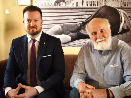 Szabó Bence átadta Iványi Gábor szervezetének a 280 millió forint egy részét, amit neki adományoztak