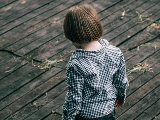 Levágatta a haját és elment inni, miközben kisfia a tűzforró autóban meghalt
