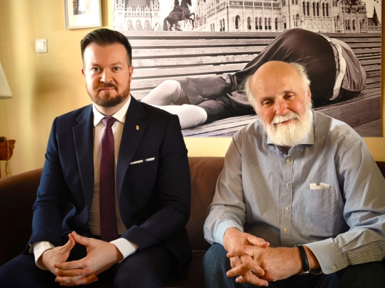 Iványi Gábor szervezetének is személyesen vitte el az adományát Szabó Bence