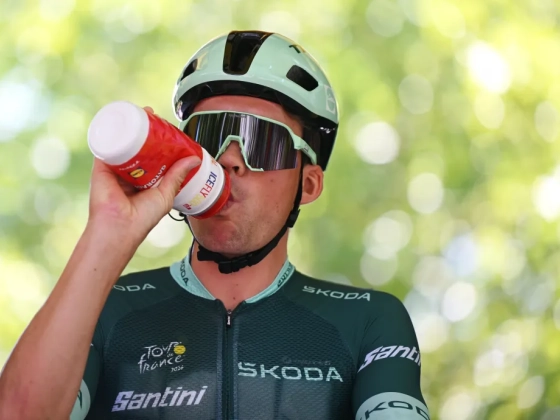 Mi ez a sok furcsa lötty, amit a Tour de France bringásai magukba döntenek?