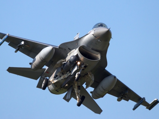 Példátlan légi akció: F-16-os lőtt le egy berepülő drónt Romániában