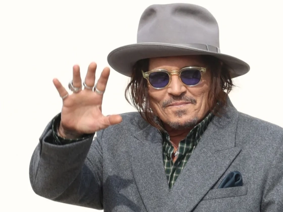 Johnny Depp ősz hajjal és szakállal lépett rajongói elé: rá sem lehet ismerni az egykori kalózkirályra