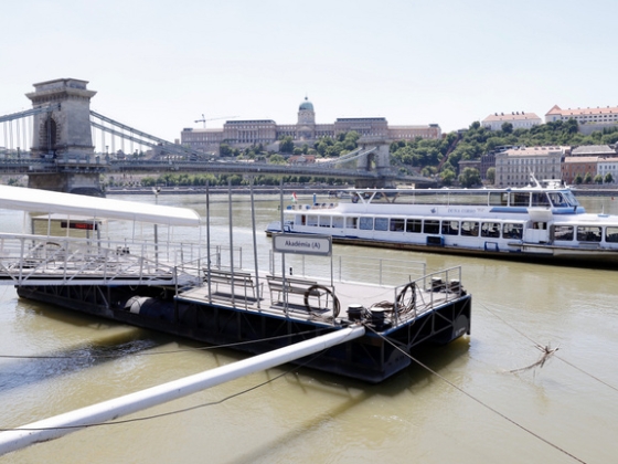 Süllyedni kezdett egy sétahajó Budapesten az éjszaka