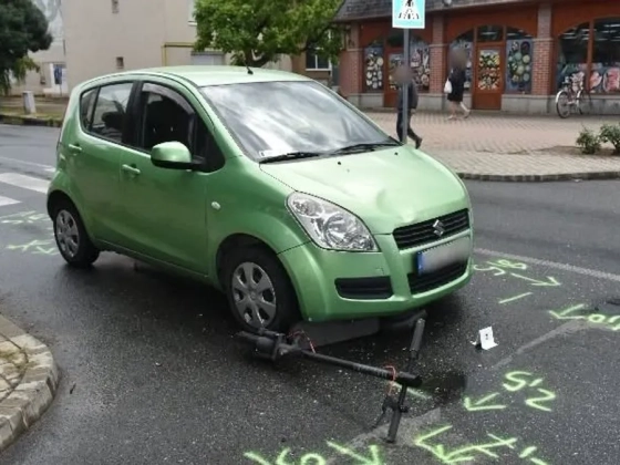 Súlyosan megsérült egy 13 éves lány: rollerével egy autó elé gurult a zebrán