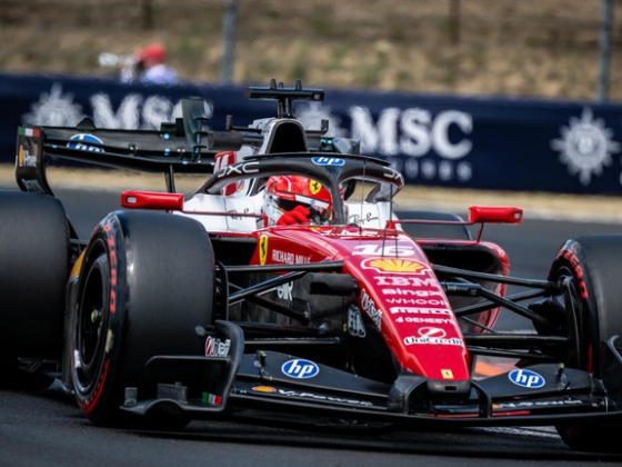 Leclerc kezdett az élen, a Mercedes másodperces hátrányban, a McLaren csak a vert mezőnyben