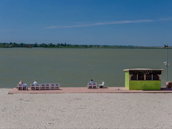 Bakteriális szennyezés miatt tilos fürdeni hat strandon a Velencei-tónál