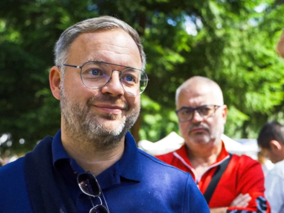 Ő vezette a kampányt, de nem emlékszik, kinek az ötlete volt a fejbelövős videó
