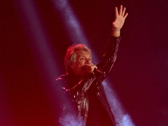 Koncert közben lett rosszul Jon Bon Jovi, félbe kellett szakítania a fellépést - videó