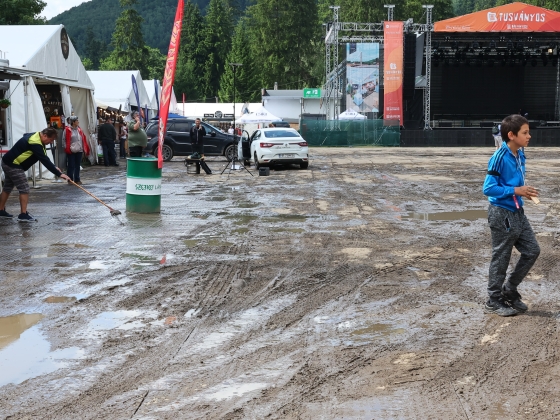Gumicsizma a 2026-os tusványosi divat fő eleme – fotók