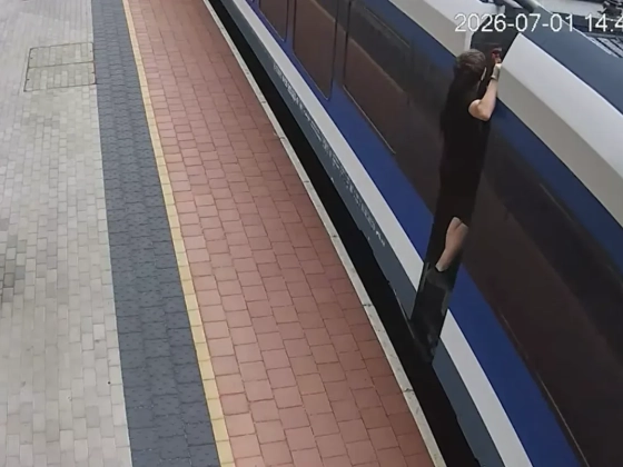 Sokkoló videó: vonat oldalán utazó férfiakat keresnek a rendőrök Magyarországon