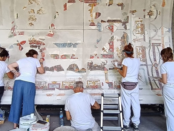 Pompeii bemutatja a rekonstruált, freskókkal díszített bankettterem mennyezetét, ahogy a helyreállítás folytatódik