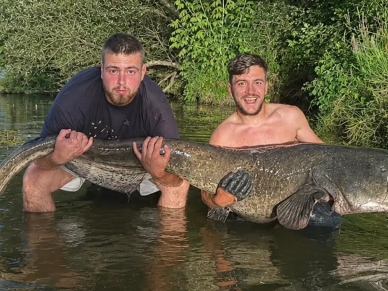 Hatalmas harcsát fogott a két horgász, amit találtak a szájában, azon meglepődtek